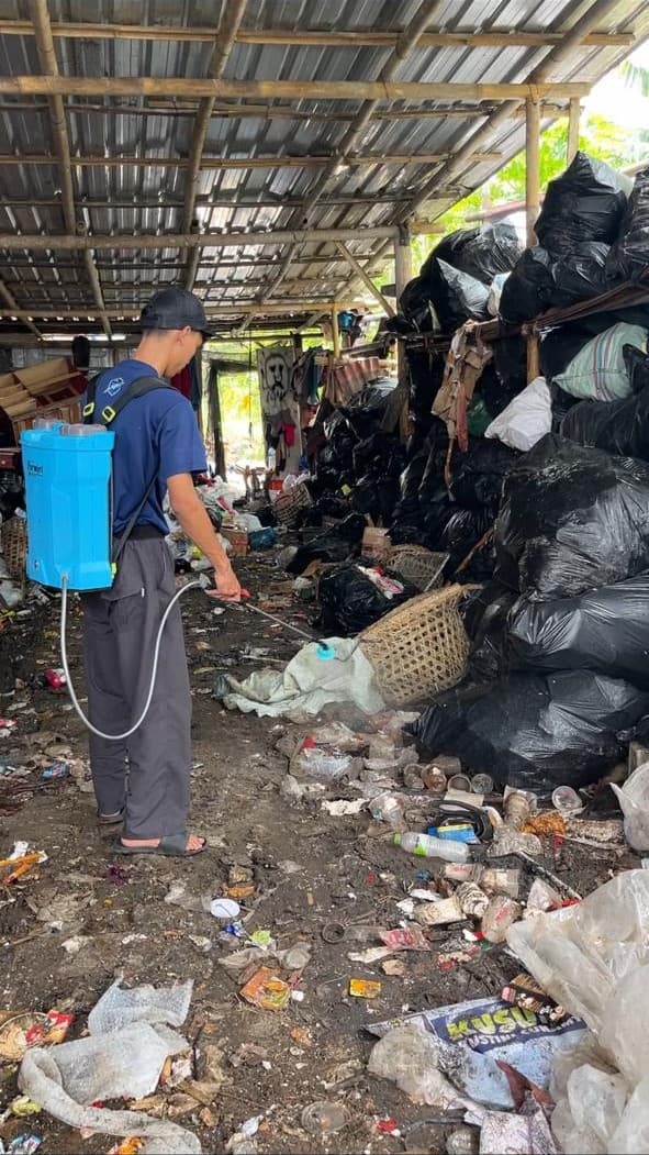 Peternak dan warga berdiskusi harmonis tentang manajemen kandang di pemukiman Yogyakarta